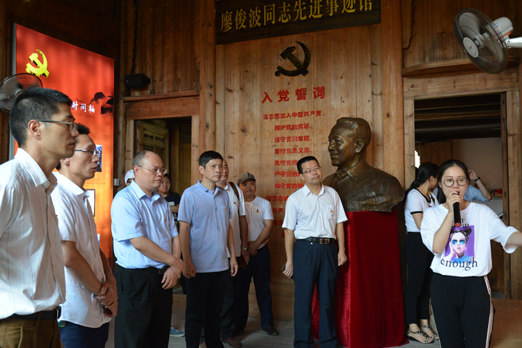 黨員干部仔細聆聽講解員介紹廖俊波的生前點滴.JPG
