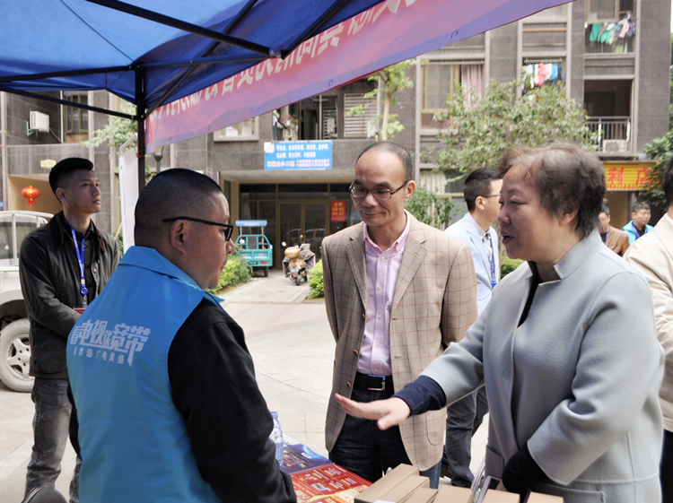 集團周總黃書記走訪查看閩侯博士后龍港城小區路演現場.jpg
