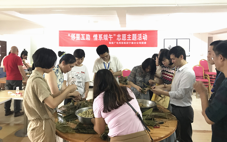 員工在包粽子.jpg