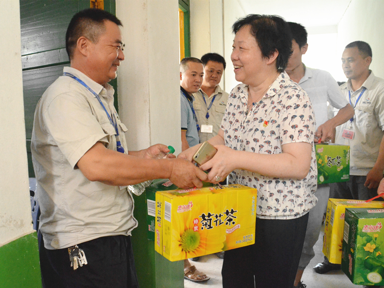 集團黨委委員、總會計師周萍為新橋站一線員工送上清涼解暑用品.JPG