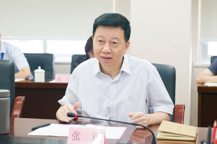 董事長裁剪后.jpg