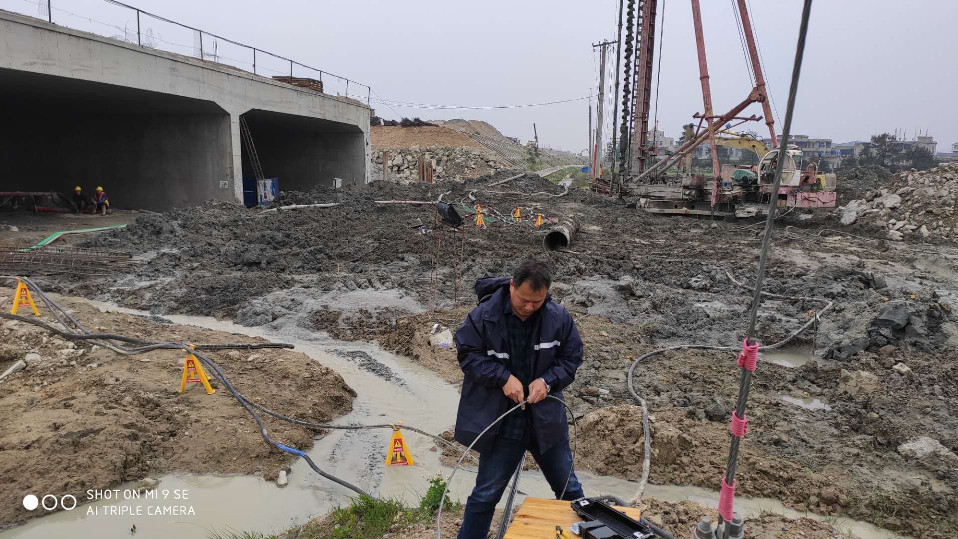 1-京臺高速平潭段施工導致光纜中斷,運維部副經理林汀現場搶修2.jpg