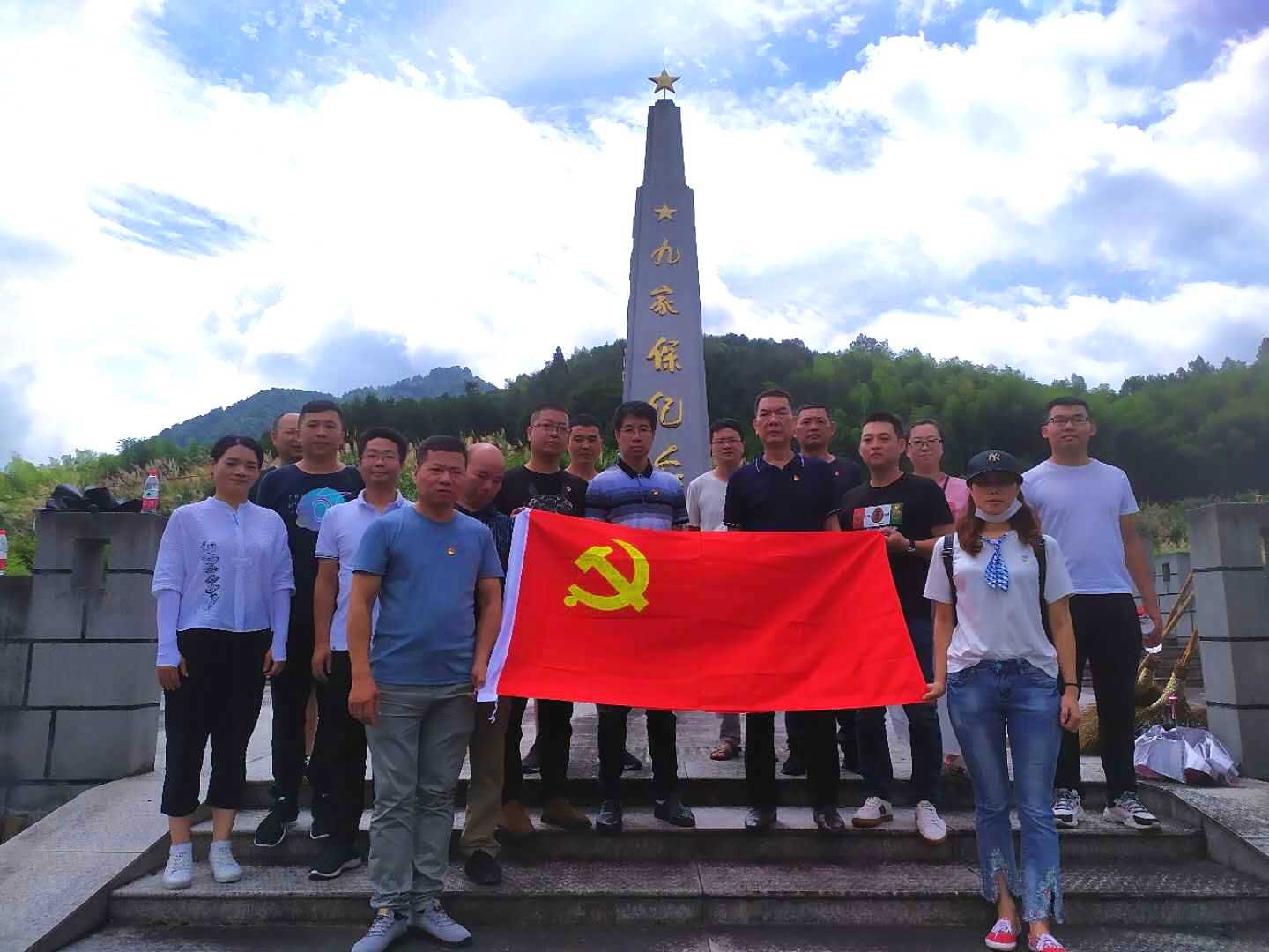 九家保紀念碑前合影.jpg
