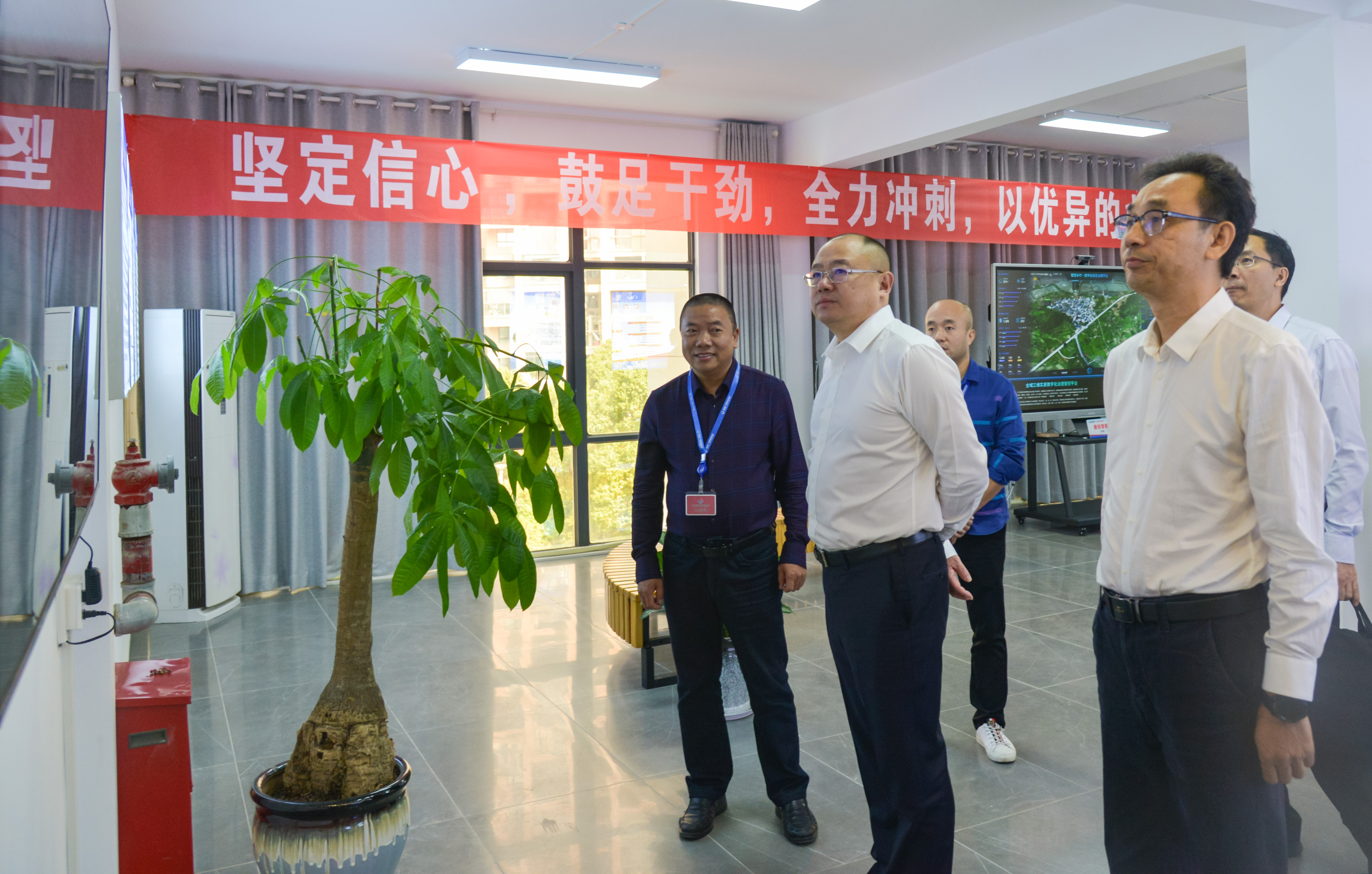 蔡琳總經理在霞浦分公司觀看“百日沖刺”指標龍虎榜.JPG