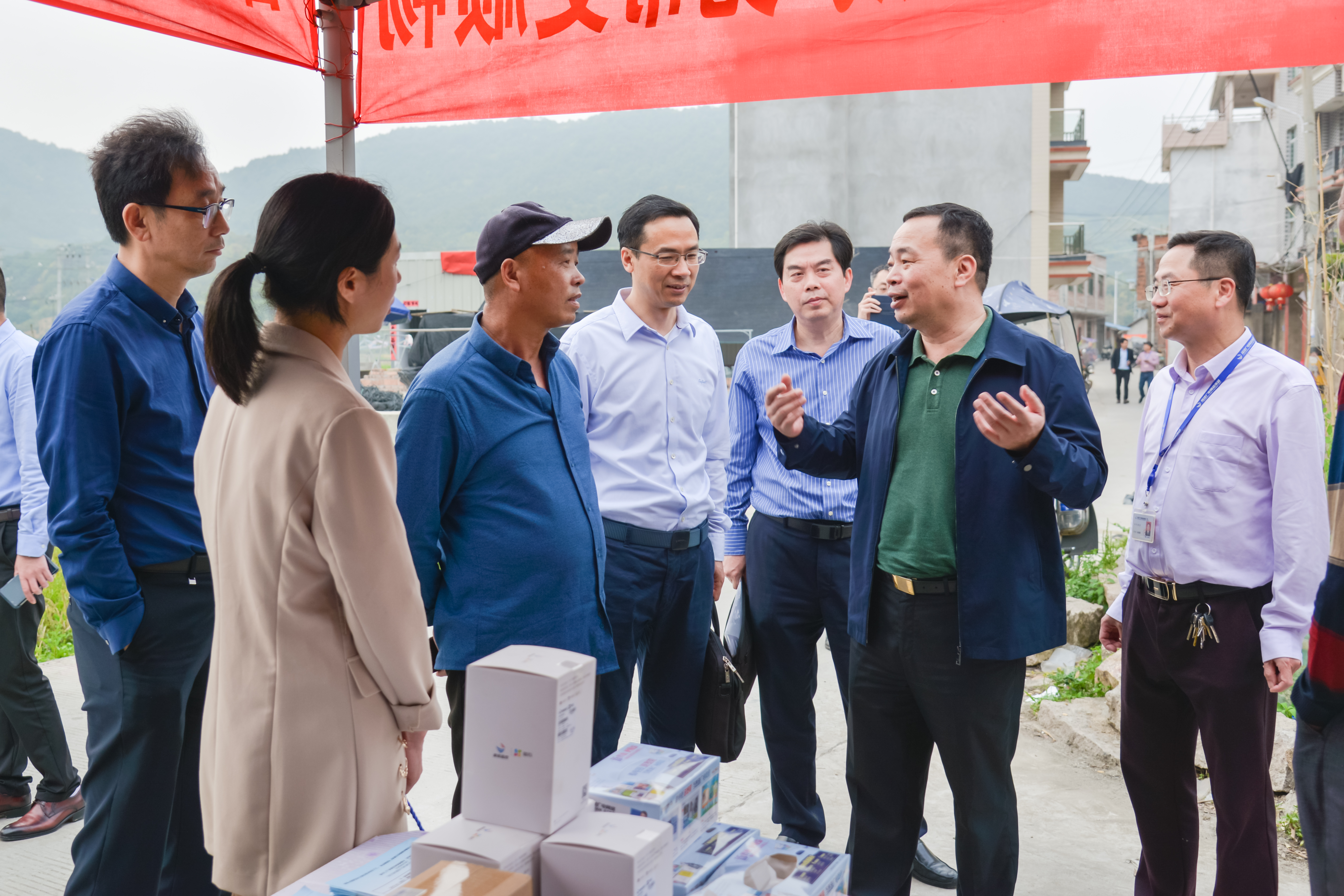 集團黨委委員、副總經理林劍生在蕉城區三都鎮聯網村現場了解情況.jpg