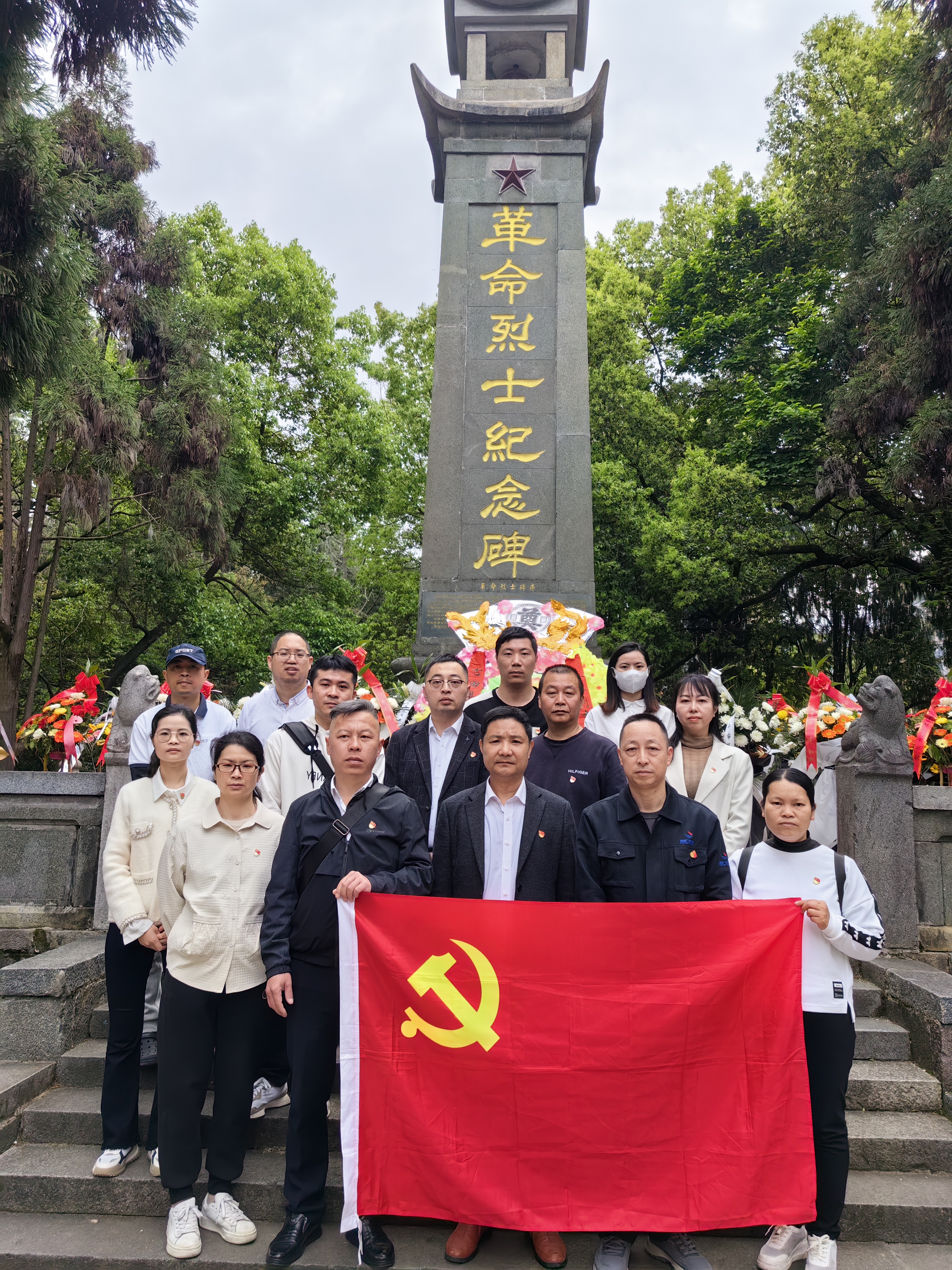到塔山革命烈士陵園開展清明祭掃活動.jpg